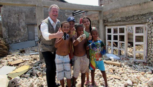 Former South Carolina Gov. Beasley during his tour of Jaimanitas, in the Havana district of Playa. Photo: Cubadebate