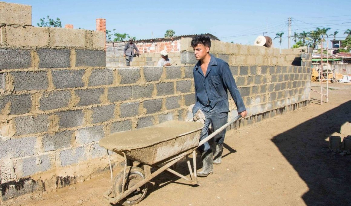 Construction workers in Pinar del Río